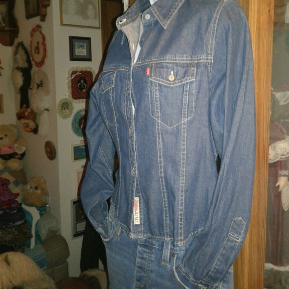 Like NEW,Levi's Red Tab, Medium-Wash,Denim,Western Shirt with Metal Buttons - Picture 2 of 9